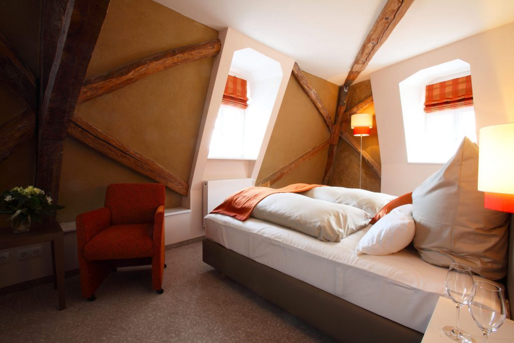 Zimmer im Hotel MainChateau Modernes Doppelbett-Zimmer mit Holz Akzenten im Hotel MainChateau Inh. Francesco Sorrentino