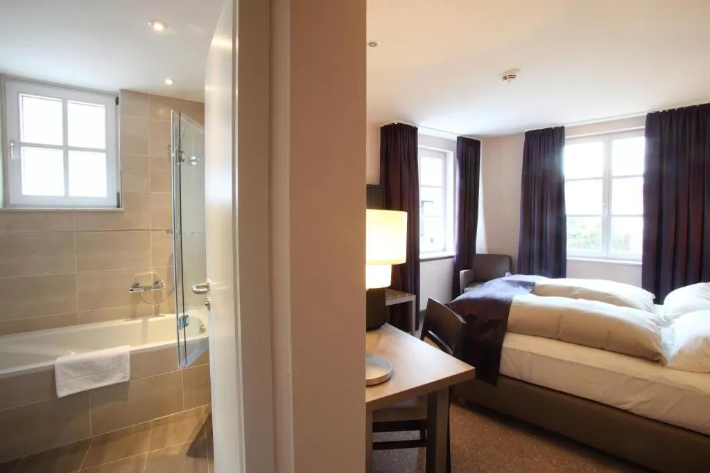 Zimmer im Hotel MainChateau Helles Doppelbett-Zimmer mit dunklen Gardinen und modernem Badezimmer im Hotel MainChateau Inh. Francesco Sorrentino