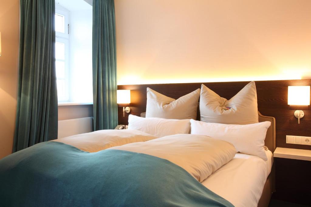 Zimmer im Hotel MainChateau Helles Doppelbett-Zimmer mit türkisen Gardinen im Hotel MainChateau Inh. Francesco Sorrentino