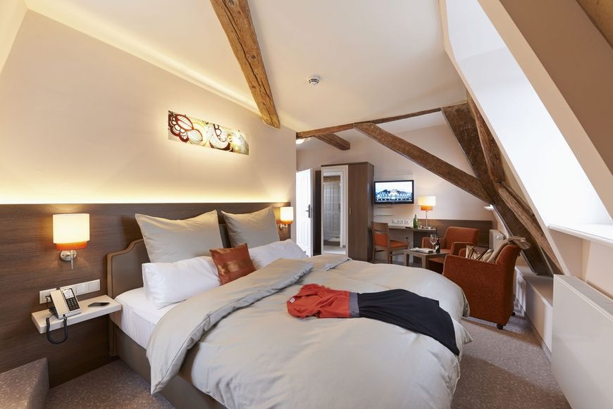 Modernes Doppelbett-Zimmer mit braunen Holz-Akzenten im Hotel MainChateau Inh. Francesco Sorrentino