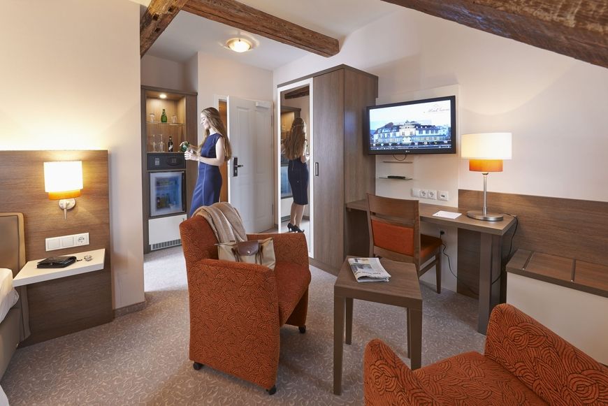 Modernes Doppelbett-Zimmer mit braunen Holz-Akzenten im Hotel MainChateau Inh. Francesco Sorrentino